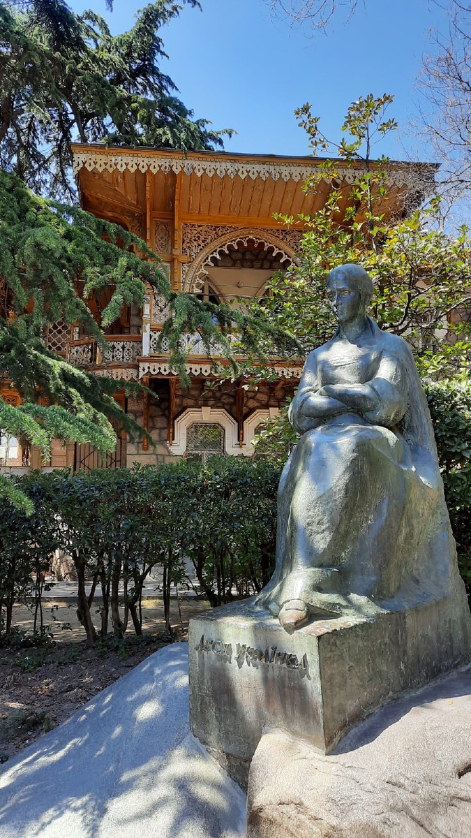 Памятник Лесе Украинке, г. Ялта, Крым, из личного архива автора