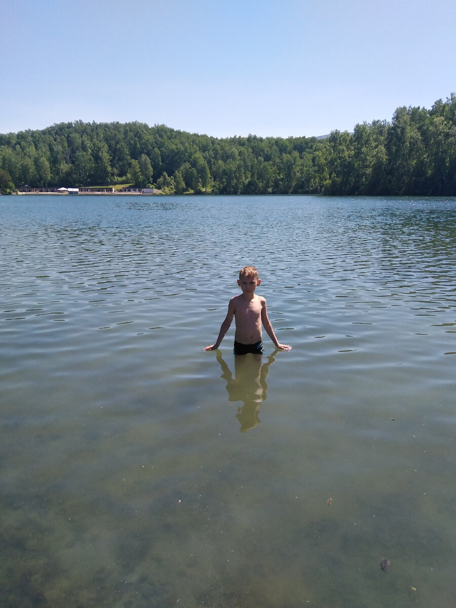 Сын решил искупаться, хотя вода еще холодная. 