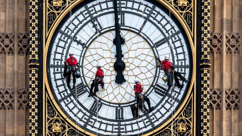 Рабочие чистят циферблат. Источник: bbc.com