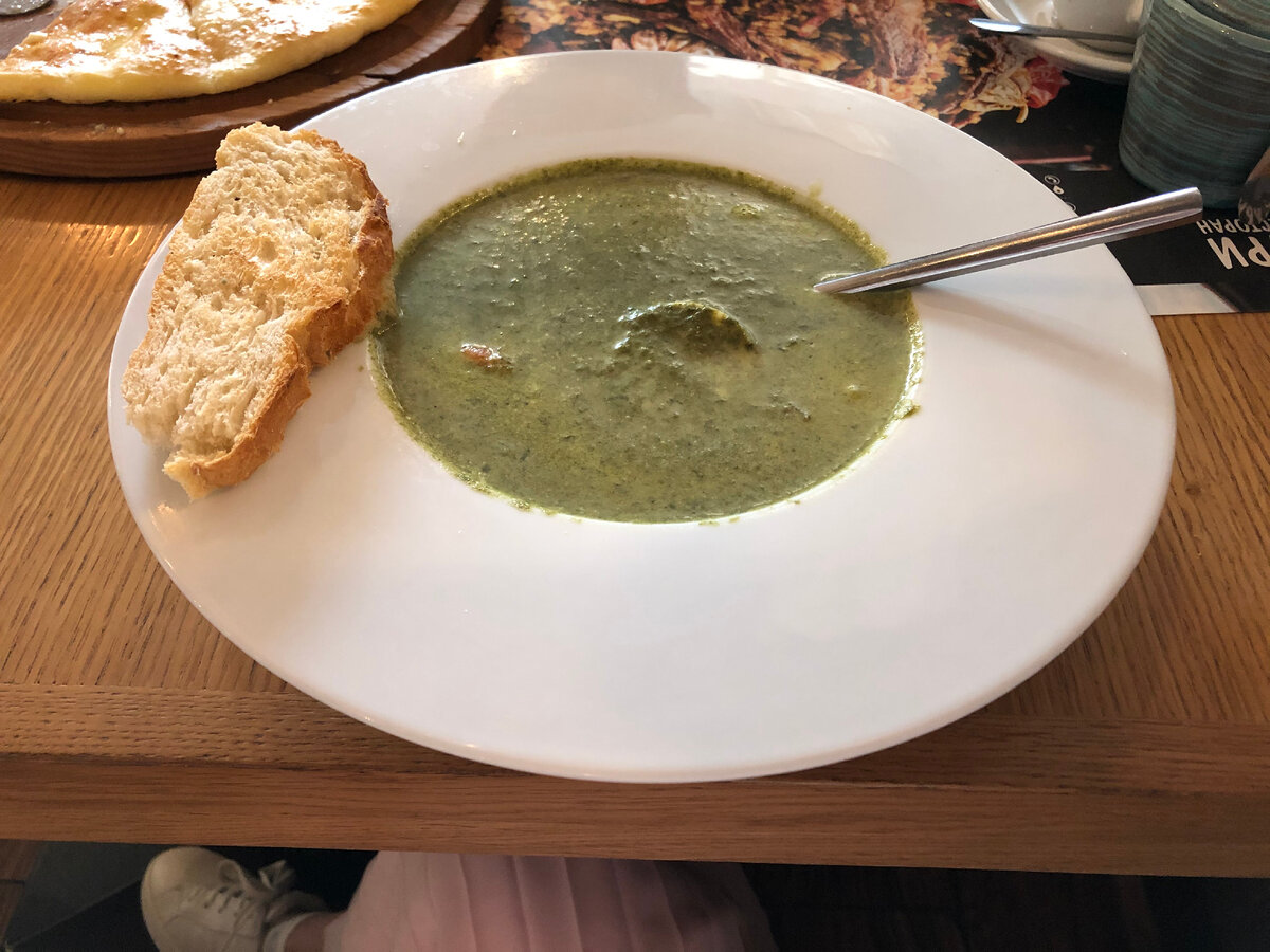 В нём плавает креветка и яйцо :)