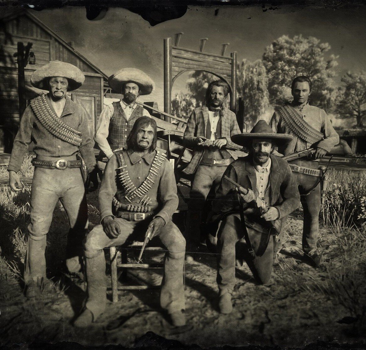 А вот такими "мучачос" изобразили разработчики игры. Банда «Дель Лобос» в основном состоит из мексиканских эмигрантов-оппортунистов объявленных вне закона ввиду их давней напряженности после мексиканско-американской войны (тем не менее, в их ряды допускаются американцы, которых иногда можно увидеть среди остальных членов банды). Банда децентрализована, из-за чего внутри неё постоянно происходят случаи предательства, грабежа и убийства. Основной базой банды является Пристань разбойников в Хенниган-Стед, Нью-Остин. Также, «Дель Лобос» владеет старым заброшенным военным Фортом-Мерсер в Рио-Браво, старым поселением Твин Рокс.