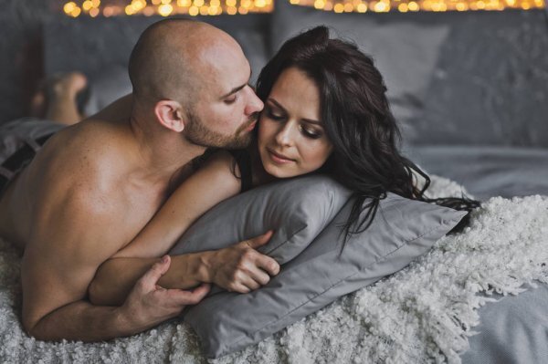 https://lightfieldstudios.net/ru/180789670/stock-photo-bald-brutal-man-kissing-a.html