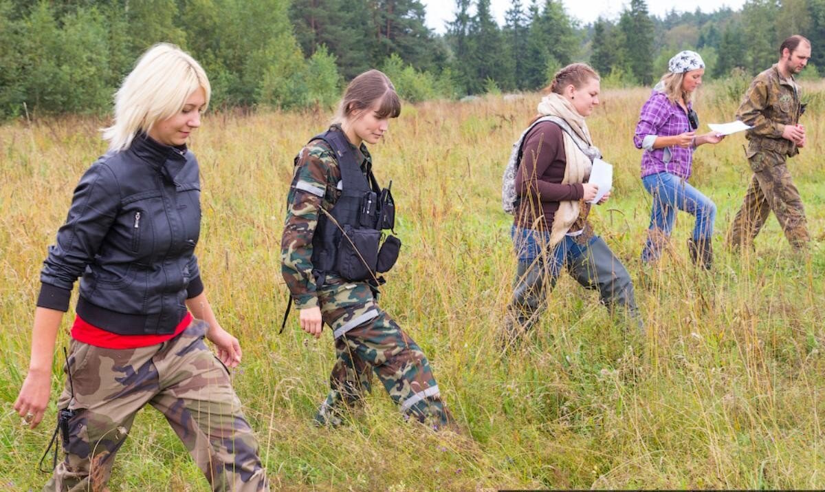 Без поисков. Волонтеры в лесу. Поисковая группа в лесу. Поисковый отряд в лесу. Волонтеры ищут пропавших людей.