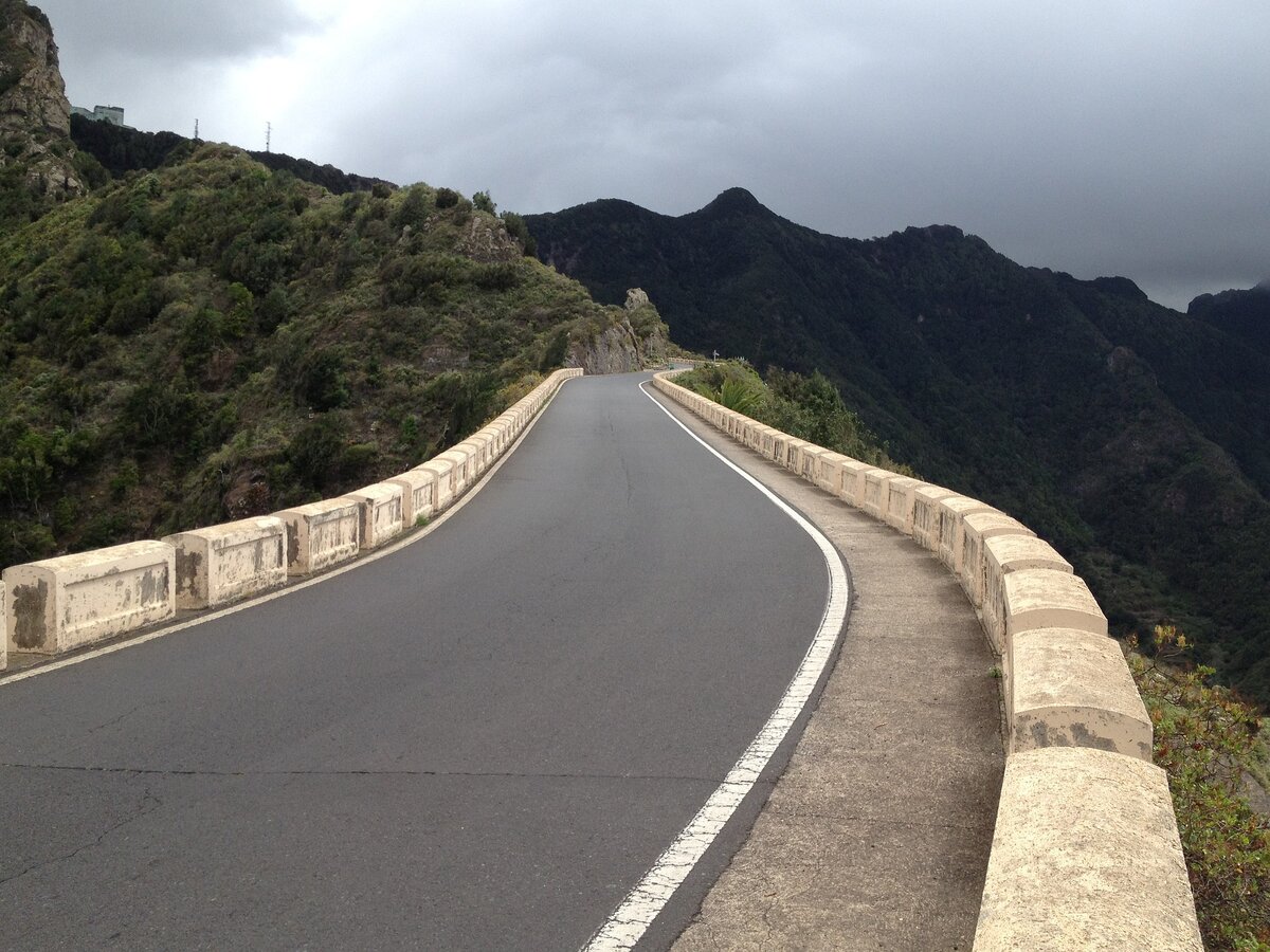 Сильные дороги. Tenerife Испания дорога. Tenerife Spain дорога в лесу. Тенерифе серпантин дорога. Тенерифе трасса в горах.