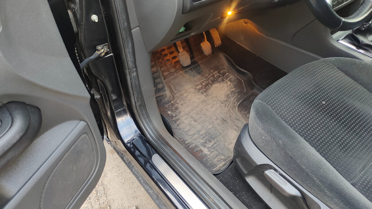 Водительский коврик тоже скукожился, в районе площадки отдыха левой ноги начал рваться, под пяткой стало гладко. Листай галерею дальше >>>