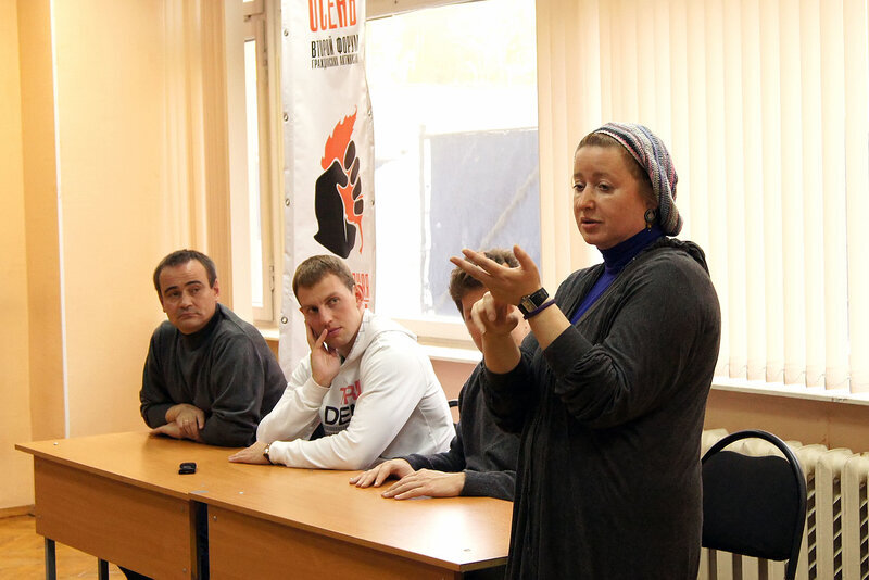 Ольга Романова и Владимир Осечкин (сидит в белом) / Фото: img-fotki.yandex.ru/