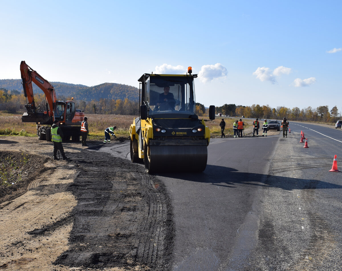 На фото Виталия ПОПОВА: работники «Проекта Т» асфальтируют съезд с федеральной трассы в районе Каменских дач.