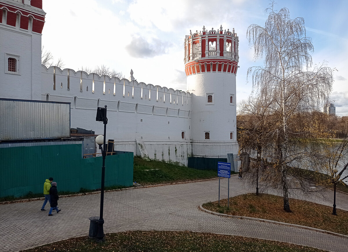 Напрудная (в народе Софьина) башня Новодевичьего монастыря. Москва. Фото автора статьи 