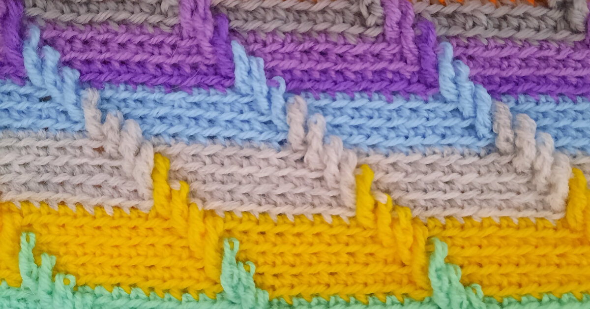 При вязании за заднюю стенку по лицевой стороне образуется полоса полупетелек