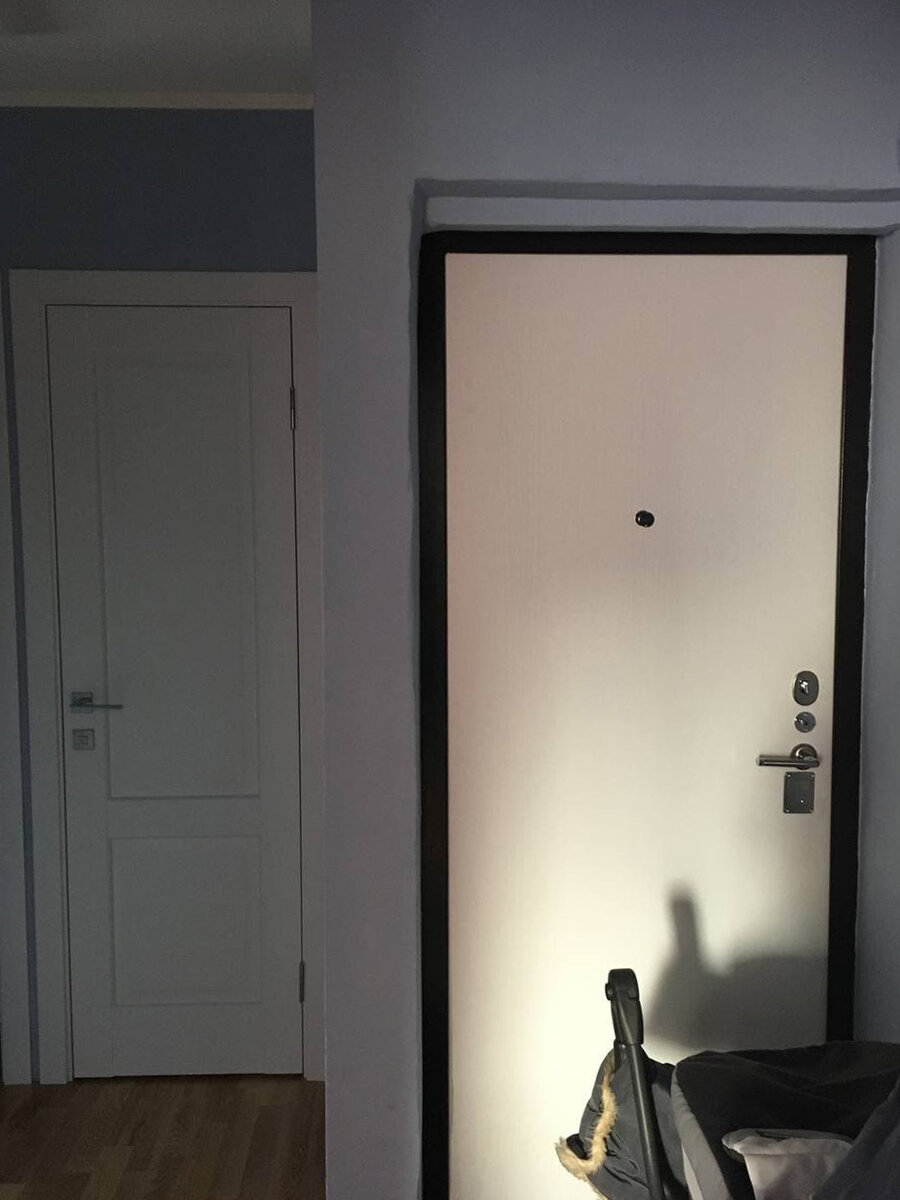 Вид на нашу дверь.