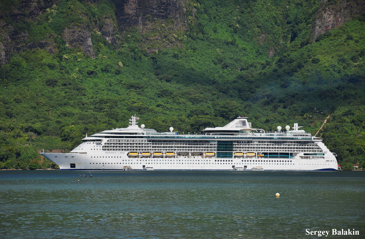 Лайнер «Radiance of the Seas» на фоне острова Муреа в Полинезии, 2019 г. Фото автора