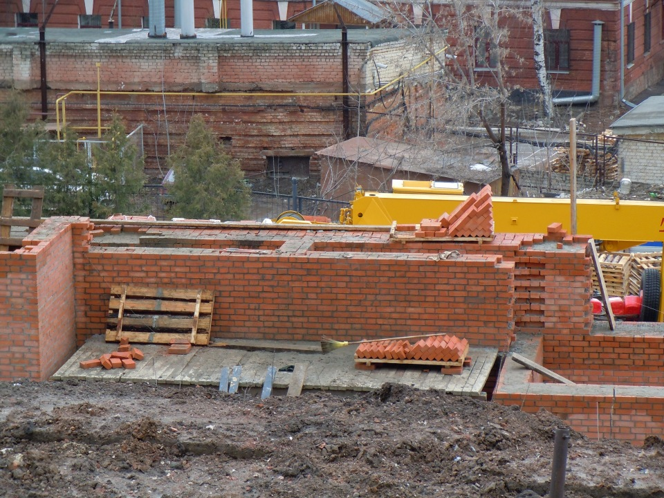  8 января 2012 г. Уже и 2012 год, а бар в Кладовой башне всё живёт. Присмотримся к нему пристальней. У входа видим различные финтифлюшки. Особенно к месту пара урн.-37