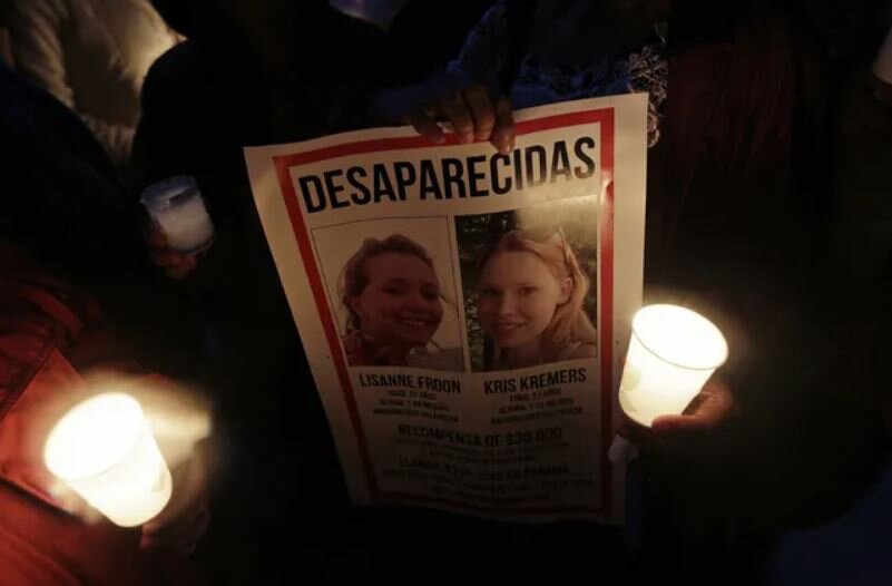 Плакат с фотографиями пропавших в Бокете студенток. 28 мая 2014 года Фото: Carlos Jasso / Reuters / Scanpix / LETA