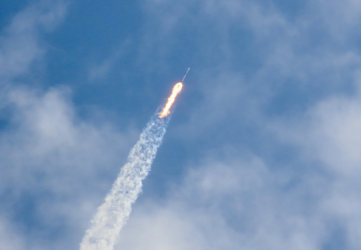  Ракета-носитель Falcon 9 в процессе выведения 46 спутников Starlink на орбиту, фото Тома МакКула