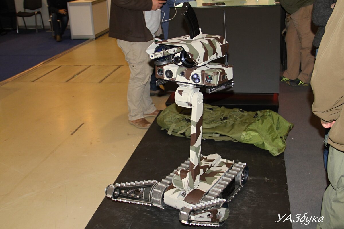 Робот RS1A3 Minirex в положении "стоя"