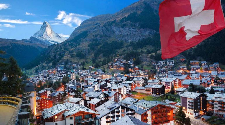 Швейцария пока отказывается от ужесточения санкций в отношении россиян, которого требует Евросоюз.

Швейцария не является членом союза и вольна принимать собственные решения, в том числе санкционные.