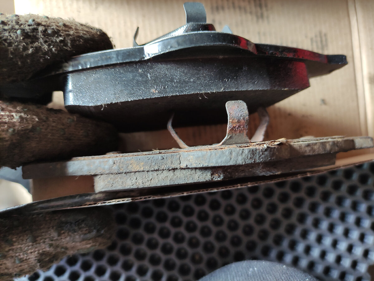 Очевидный износ фрикционного материала на колодке снизу