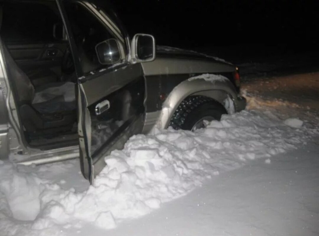 Вытащить из сугроба. Машина застряла в снегу. Машина застряла в сугробе. Машина застряла в снегу ночью. Автомобиль забуксовал в снегу.