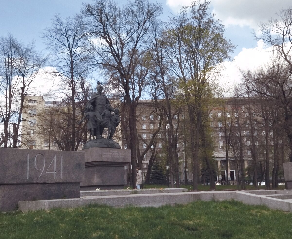 Екатерининский сквер. Памятник жителям ЦАО города Москвы - участникам Великой Отечественной войны. "Воинам, отстоявшим мир и свободу в борьбе с фашизмом". Прогулка моя. Все фото в статье мои. 