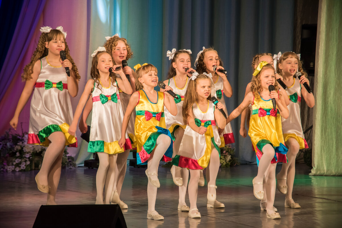 Костюмы для детского эстрадного хора. Студия калейдоскоп. Студия калейдоскоп. Фотостудия калейдоскоп челябинск. Студия калейдоскоп.