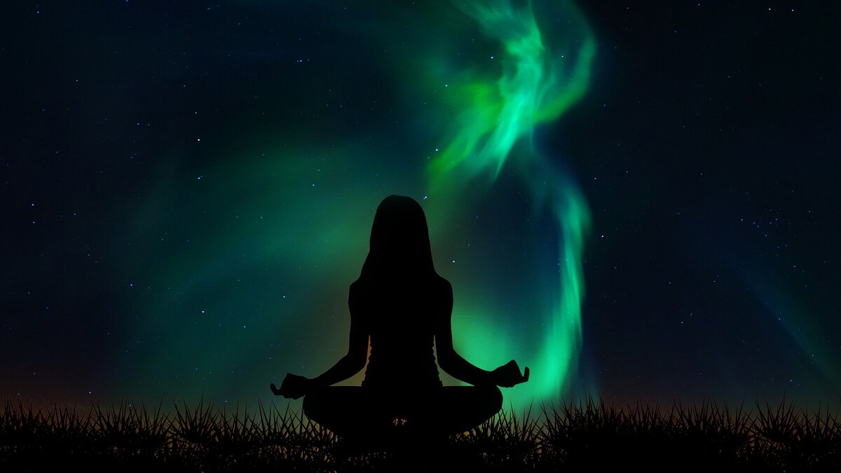 Звук медитации для сна. Медитация для сна. Медитация небо. Медитация картинки. Йога ночное небо.