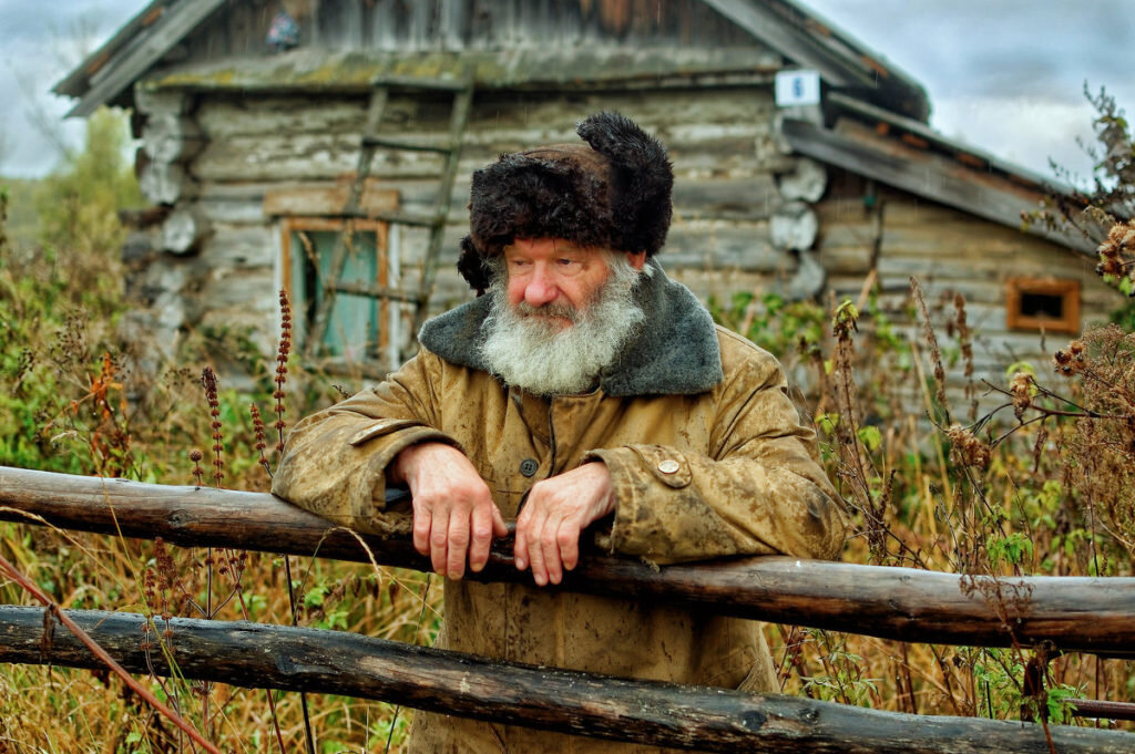 Эта простота деревенской жизни. Старики в деревне. На деревню к дедушке. Люди в деревне. Дед в деревне.