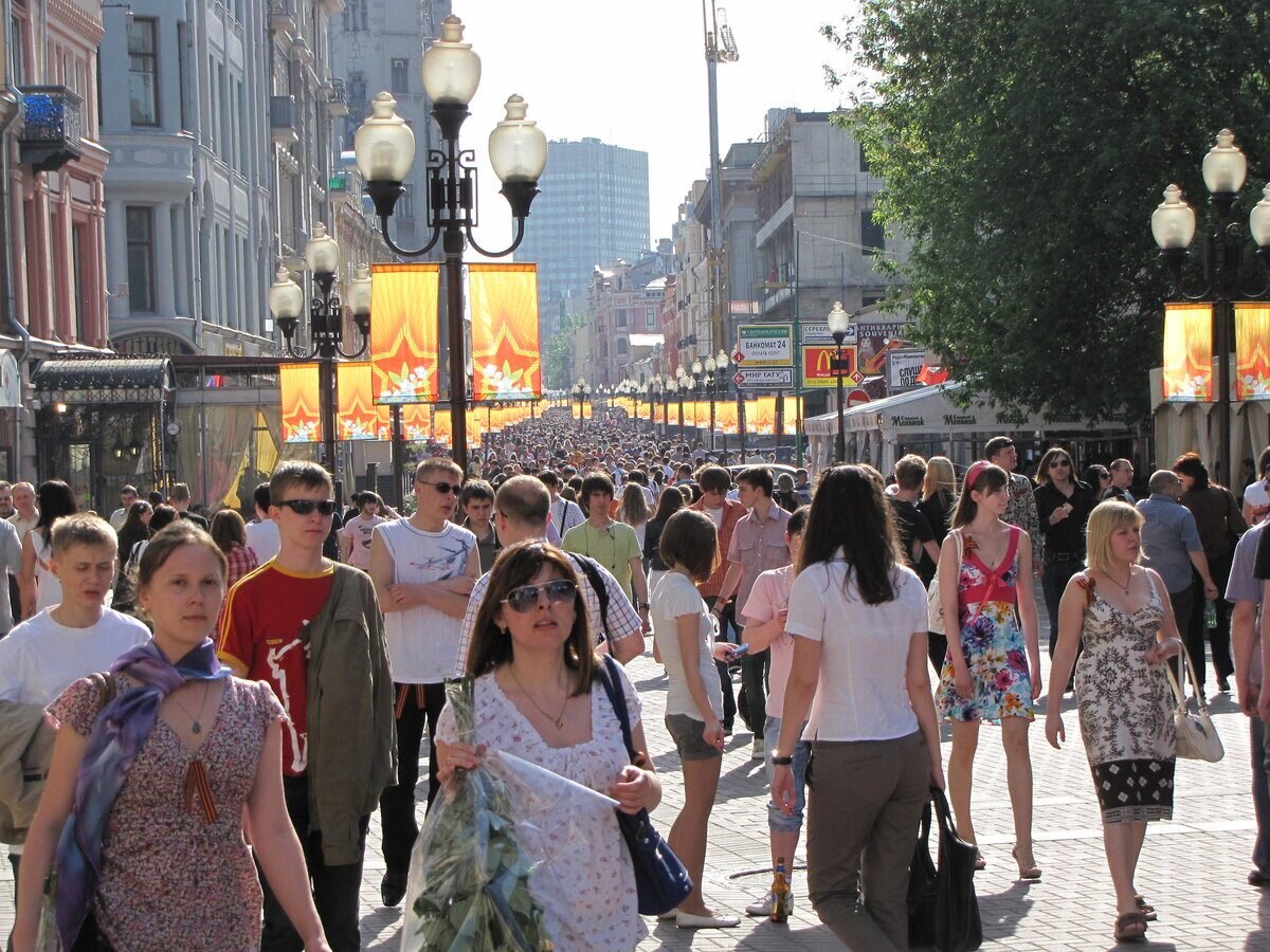 В москве стало больше людей. Люди на улице. Люди на улицах Москвы. Люди в городе. Люди на улице лето.