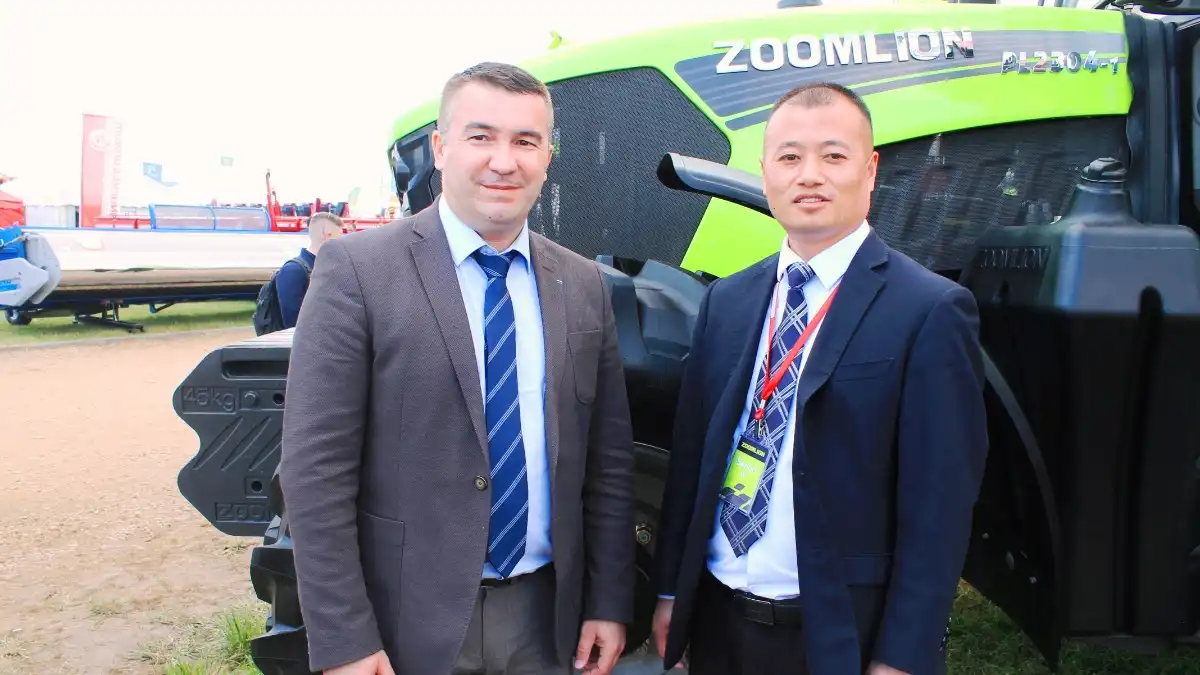 Ринат Амиров — коммерческий директор по направлению сельхозтехники Zoomlion Heavy Industry Rus и Саймон Су — представитель завода Zoomlion Agriculture Machinery