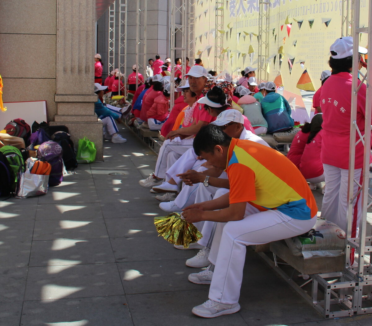 в ожидании выхода на площадь