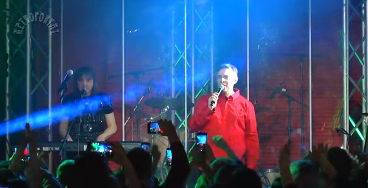 Адрей Разин на сцене исполняет песни голосом Юры Шатунова.