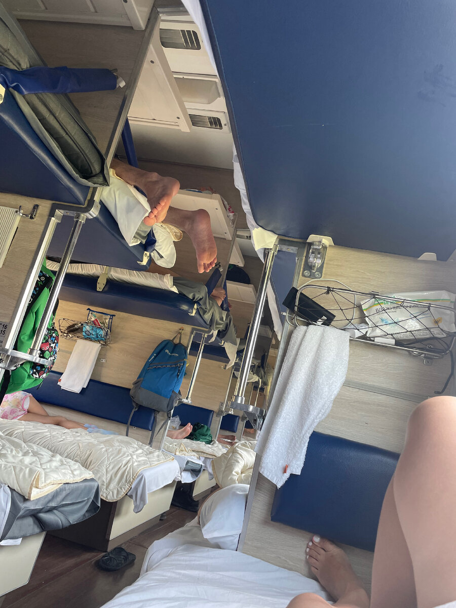 Ноги на верхней полке, причём их обладатель не высокий мужчина 