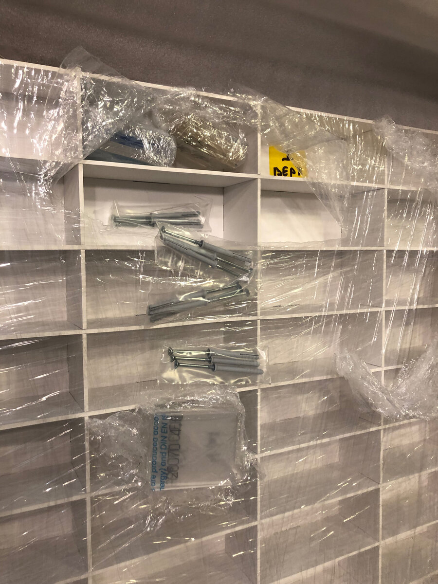 Клей, дюбель и крепление для стекла. 