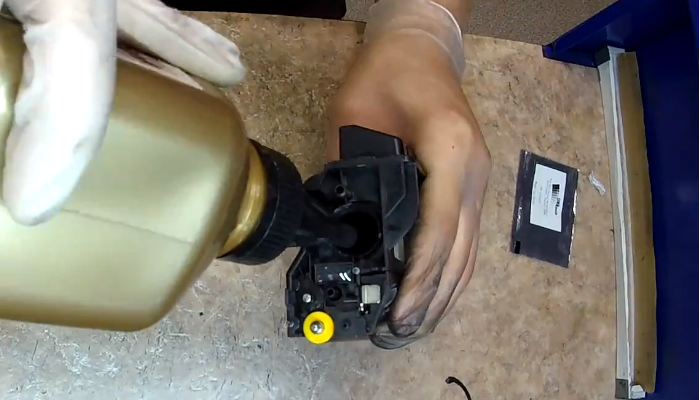 Фото 25. Фиксируем боковую крышку на защелки