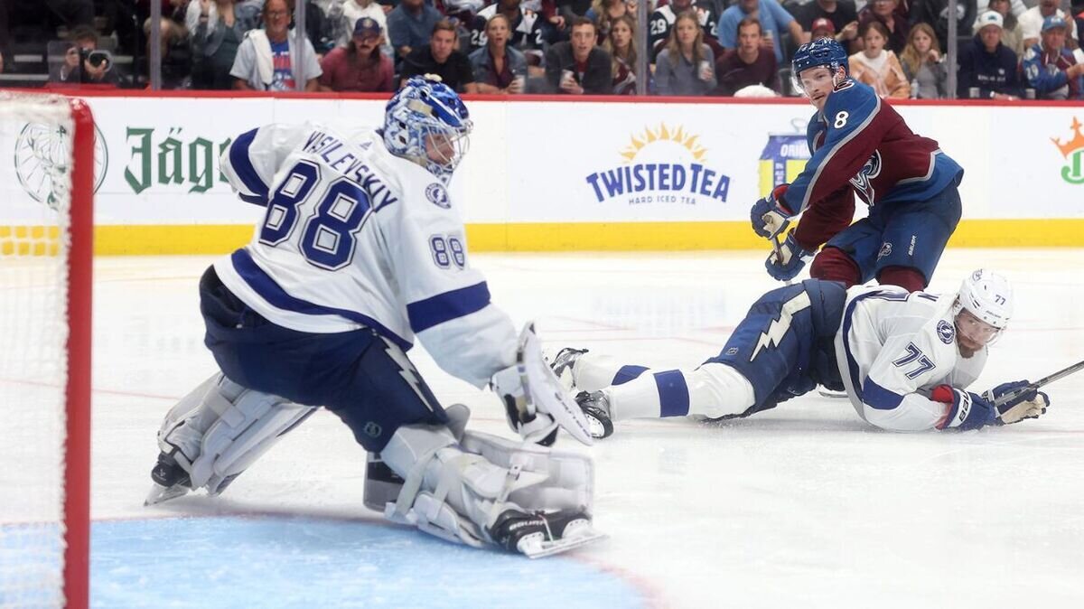    Хоккеист "Колорадо Эвеланш" Кейл Макар (справа)© Фото : nhl.com