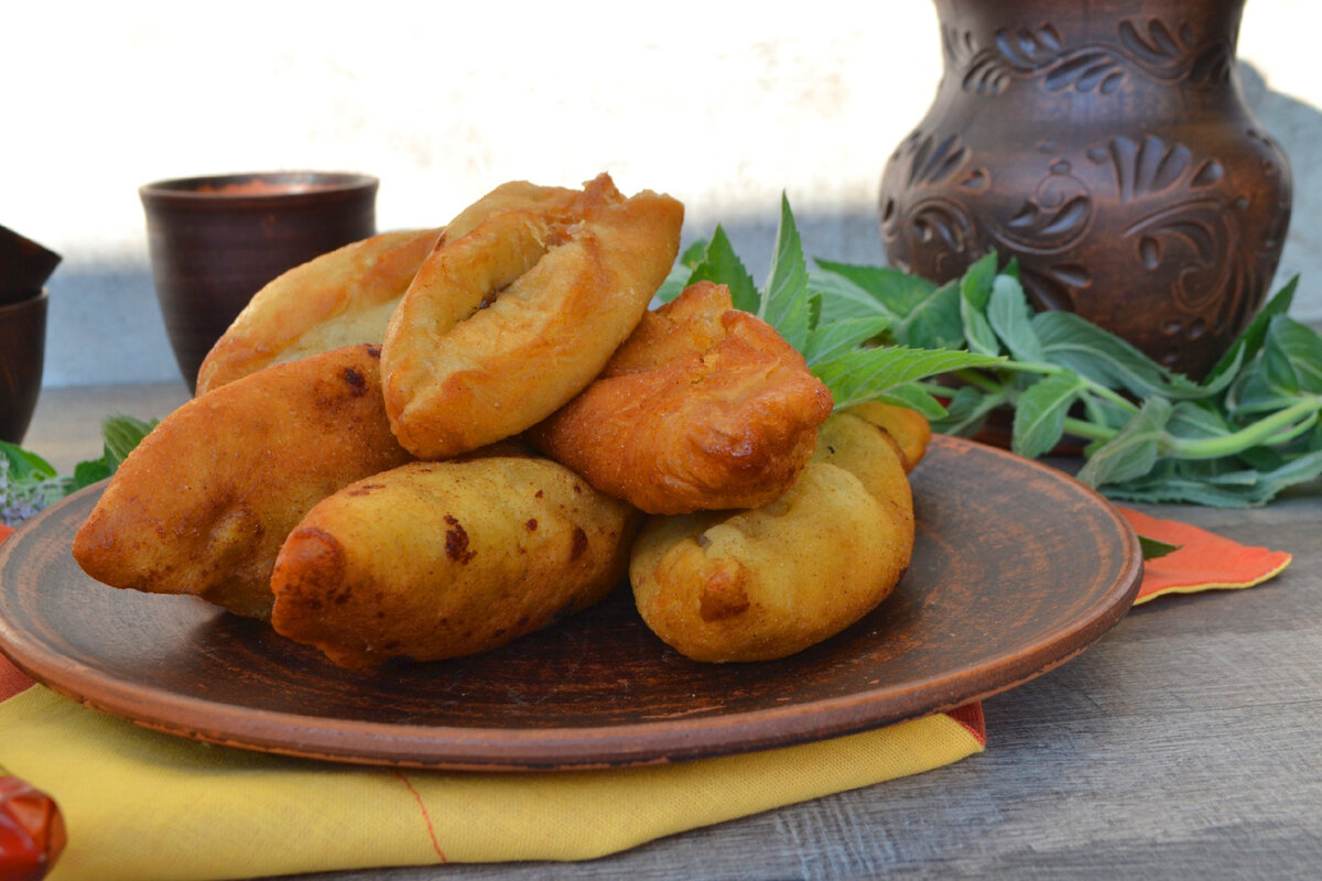 Плюшки жареные. Жареные плюшки с яблоками. Обжаренные плюшки.