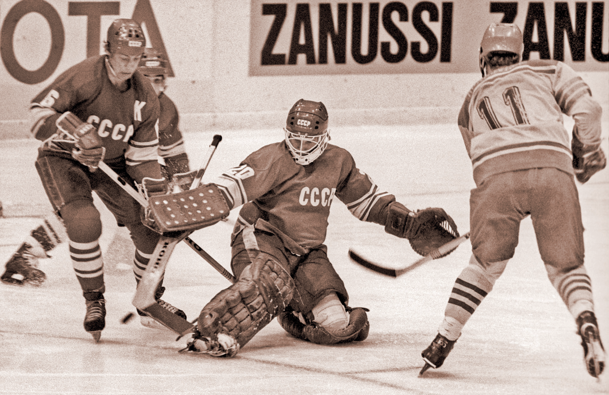 1982 год.  Хоккейный матч СССР – Швеция чемпионата мира. Владислав Третьяк – в центре