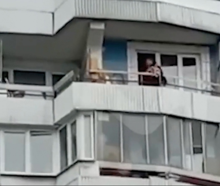 Видео девушек с балкона. На Турку пытался выкинутся в окно.