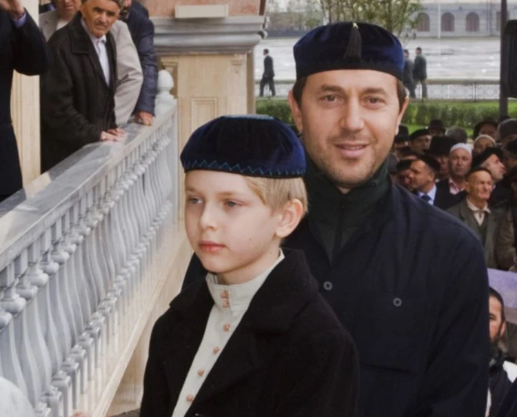 Дени с отцом. (Источник: социальные сети).