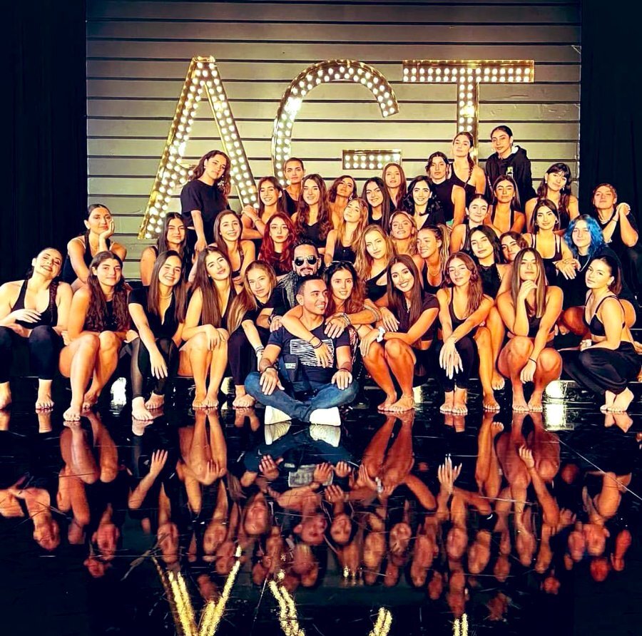 на фоне логотипа конкурса