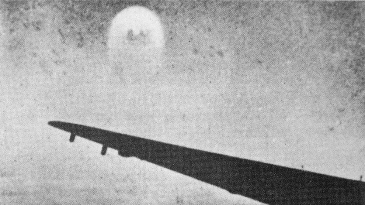 Наблюдение НЛО с американского самолета над Европой (фото 1940-х годов)