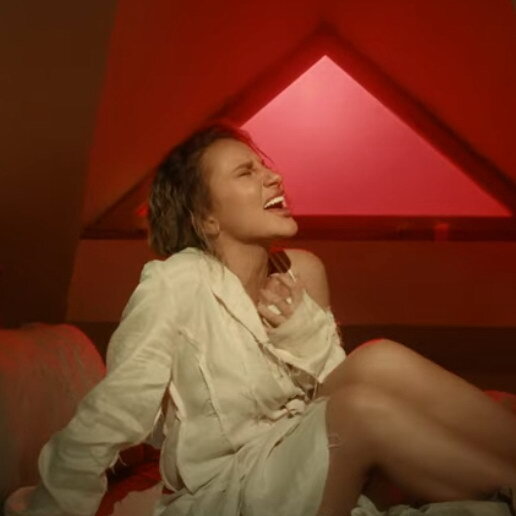     Jony и Anna Asti пытаются понять любовь в психиатрической клинике