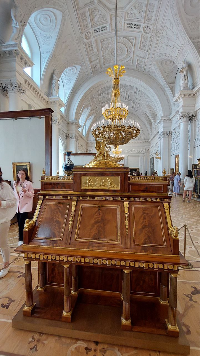 Бюро красного дерева, "бюро с Аполлоном" Д. Рентген, 1783 г., Белый зал Зимнего дворца, фото из личного архива автора статьи, 2022г.