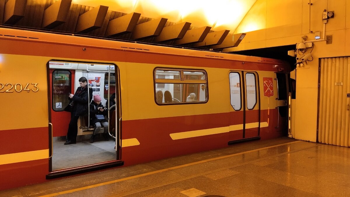 Классика 1 линии Петербургского метро на примере вагона поезда 81-722.1/723.1/724.1 «Юбилейный» №22043. Фотография автора