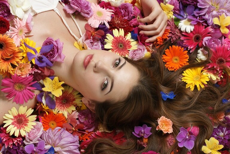 Цветы - верные спутники женщин.