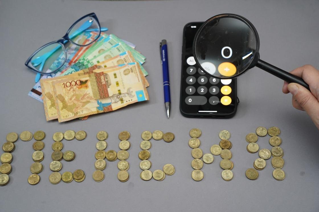    Деньги, монеты, смартфон и лупа.:NUR.KZ/Владимир Третьяков