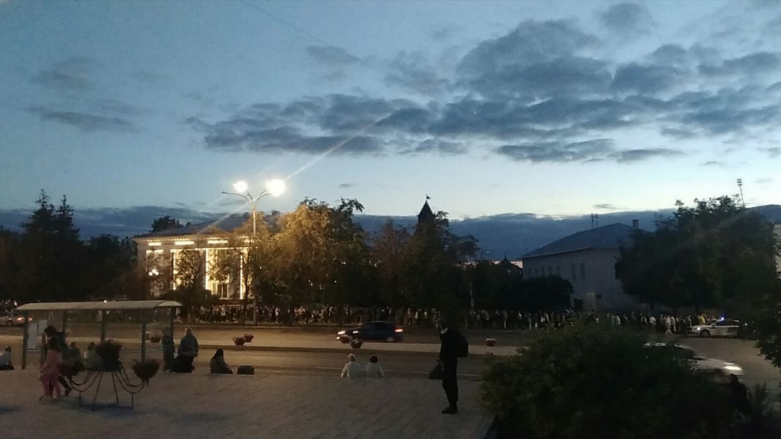 Очередь обладателей пригласительных билетов на территорию Кремля. Фото Юлии Черныш