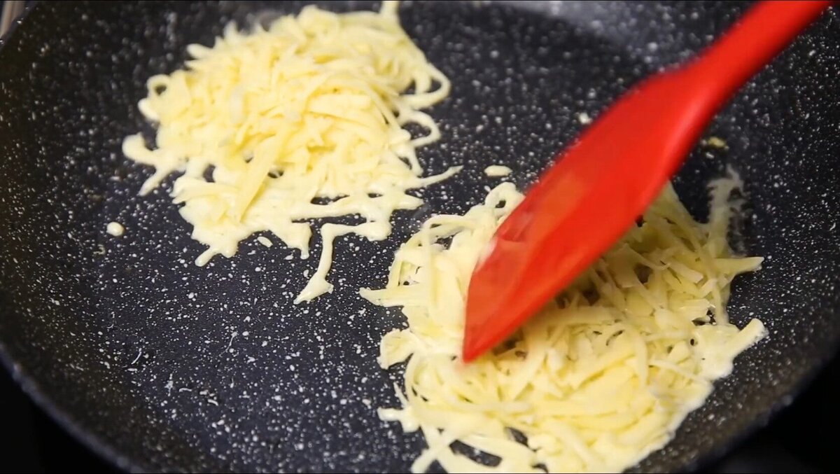 Ингредиенты: 

1. Сыр натираем на терке, распределяем на равные кучки (на 5-7 кучек). Выкладываем кучки на разогретую сковородку и жарим на манер оладушек.