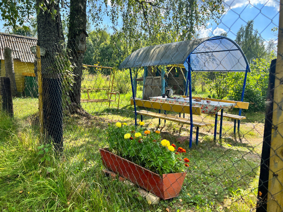 Вот так ещё люди живут. И это не кино, а реальная жизнь. Я бы не смог так, но люди старшего поколения отважные неимоверно, чему остаётся только позавидовать.-7