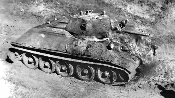 Т-34 после испытания в виде обстрела зажигательными снарядами