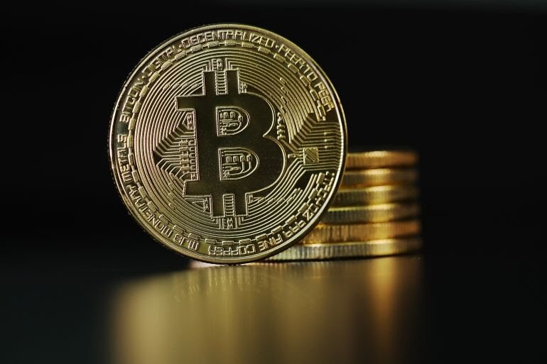 Standard Chartered Bank ожидает, что цена биткойна, самой популярной цифровой валюты, достигнет $50 000 в этом году, и повысил прогноз цен на следующий год.Он полагает, что рост цен может побудить майнеров виртуальной валюты сохранить больше предложения. Согласно недавнему отчету Британского банка, стоимость Биткойна может вырасти до $120 000 к концу следующего 2024 года, после того как в апреле ожидалось, что она достигнет $100 000. Джефф Кендрик, руководитель отдела валютных исследований в банке, заявил в отчете, согласно Reuters: Увеличение прибыльности майнеров на единицу биткойнов означает, что они могут продавать меньше единиц, сохраняя при этом приток денежных средств, сокращая чистое предложение и повышая цены.